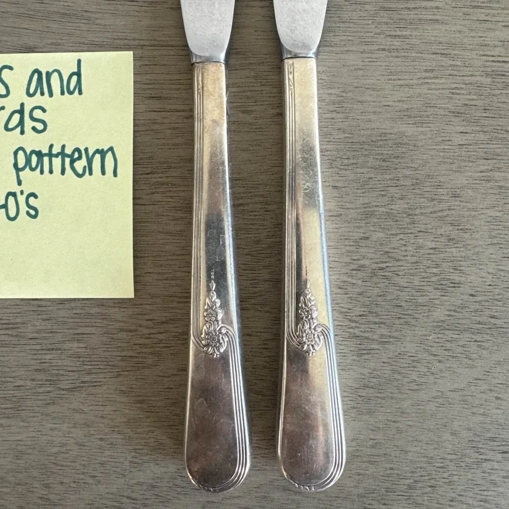 2 Holmes & Edwards Inlaid Youth 1940 Silverplate‎ Dinner Knives